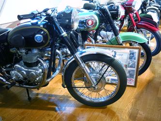 Motorcyklar och mopeder från olika tidsepoker ingår i samlingen.